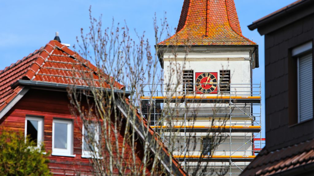 Leben und Arbeiten: Kirchturm und Wohngebiet